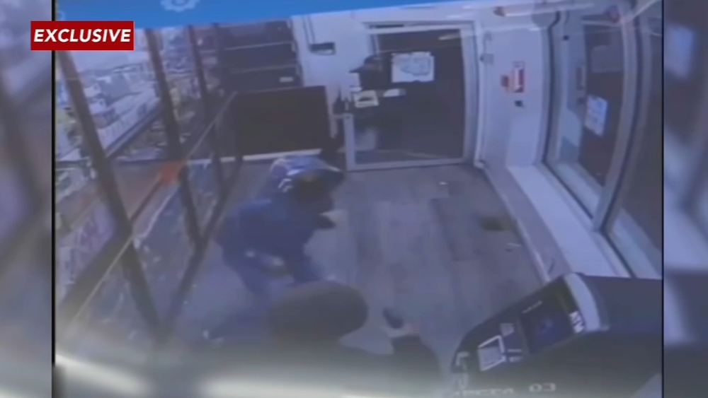 Would-be robber killed after smoke shop customer fights back