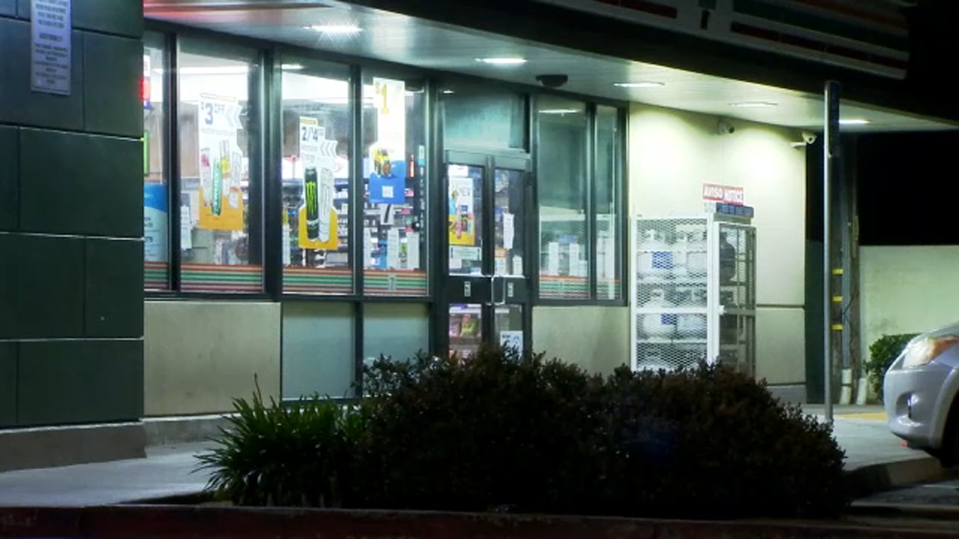 Armed suspect robs 7-Eleven store in east central Fresno