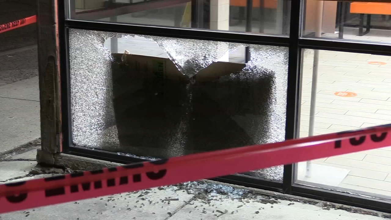 Man, 25, critically injured in Irving Park shooting: Chicago police