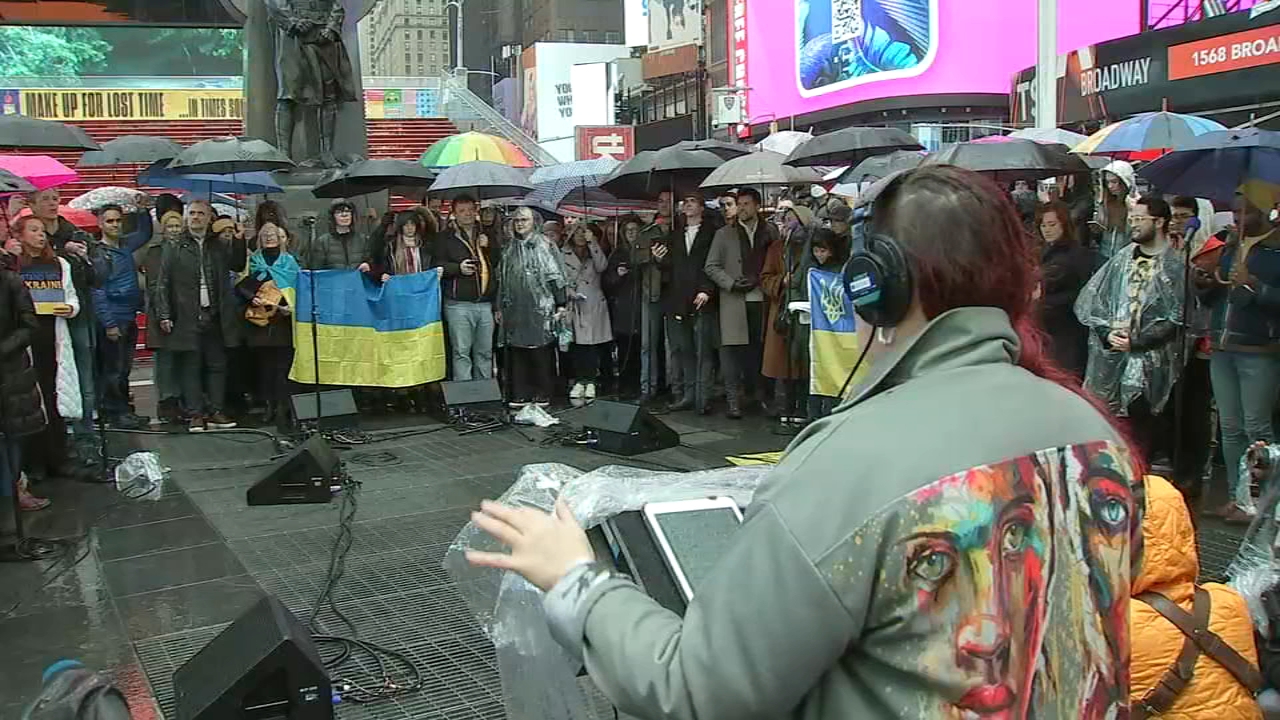 Broadway community holds vigil to show support for Ukrainian community