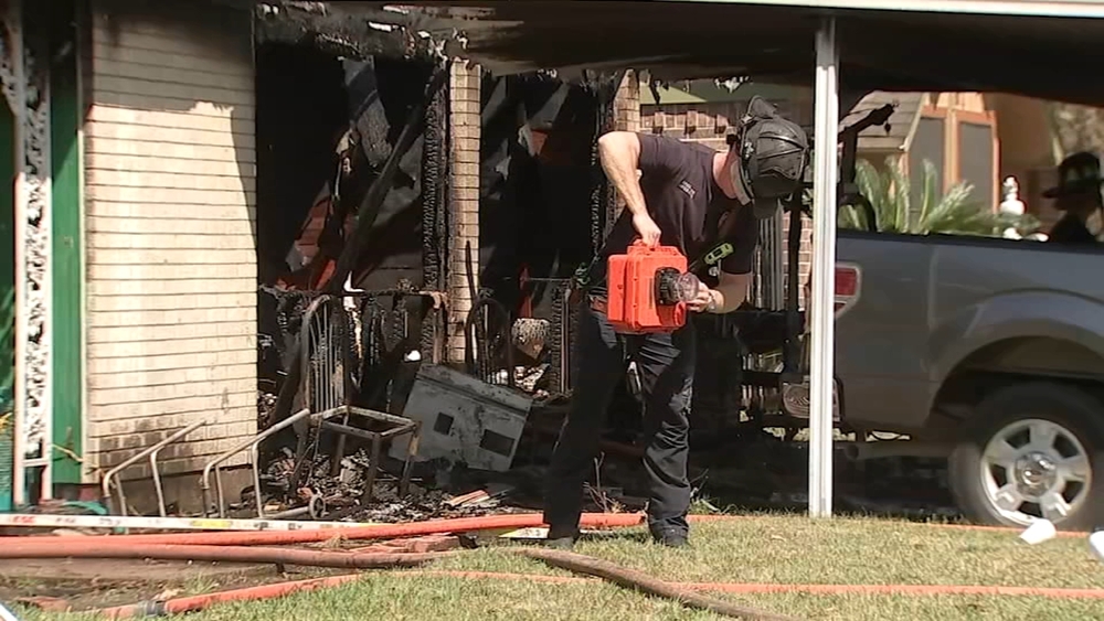 Strangers save couple from their home in flames