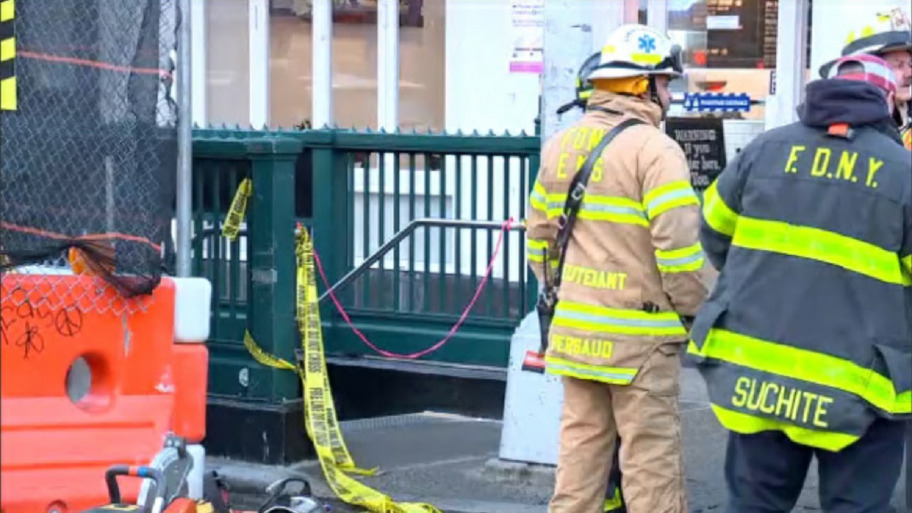 Passengers rescued from 7 train after stuck in East River tunnel