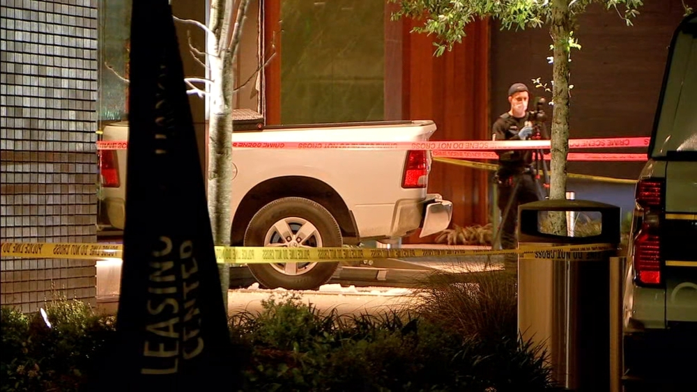 HPD shoots armed man after 1 found dead, 1 stabbed near River Oaks
