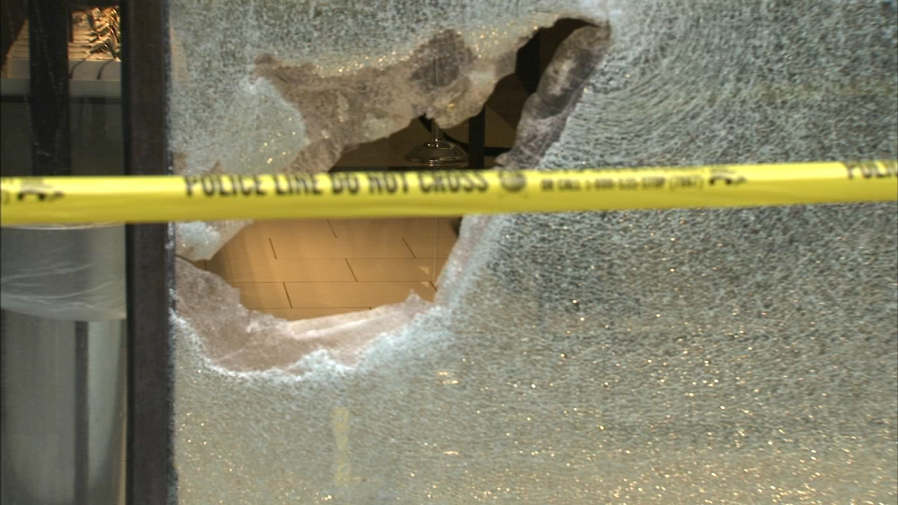 Smash-and-grab thieves hit Lenscrafters, State Street Macy's: CPD