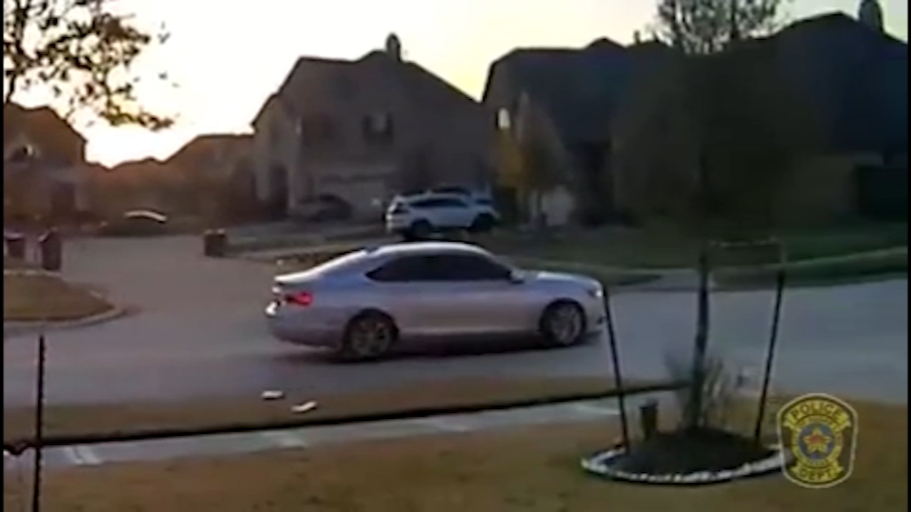 Video shows burglars posing as workers in Sugar Land
