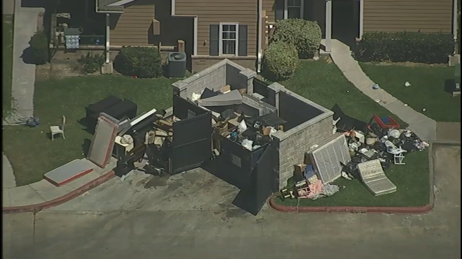 Apartment tenants in Houston area complain community trash not being