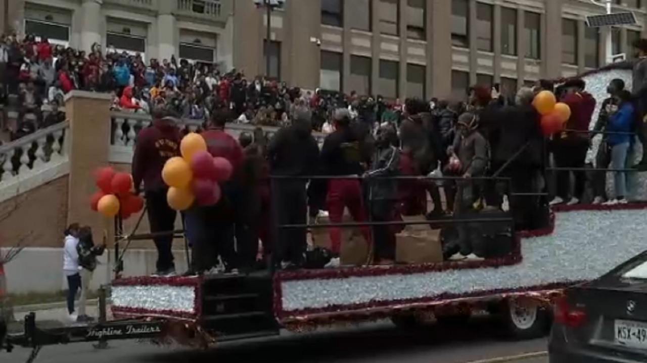 2 teens stabbed, 1 fatally, during Mount Vernon High School basketball parade
