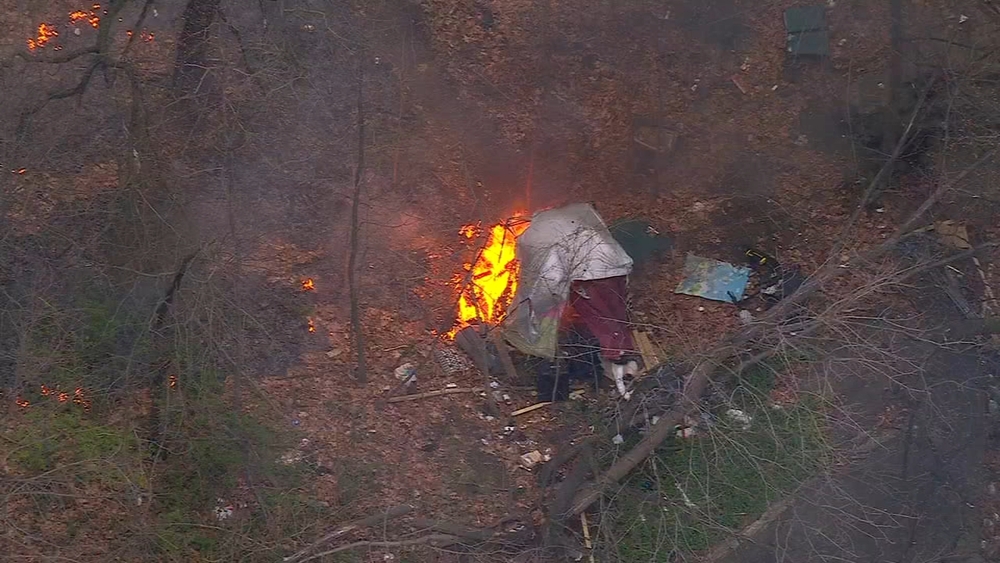 2 people jump out of burning tent in Washington Heights brush fire