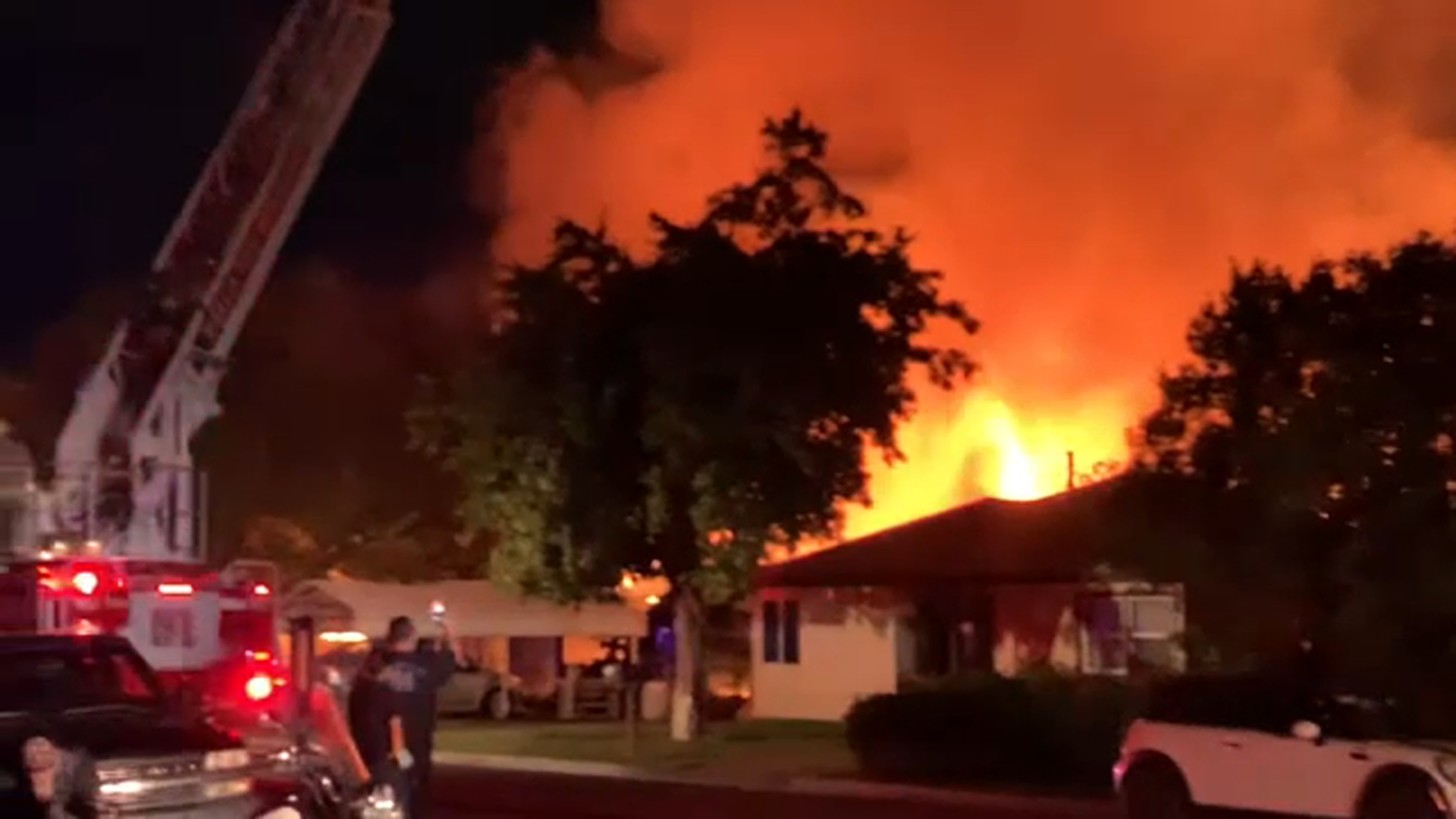 Huge fire tears through 4 homes in Visalia