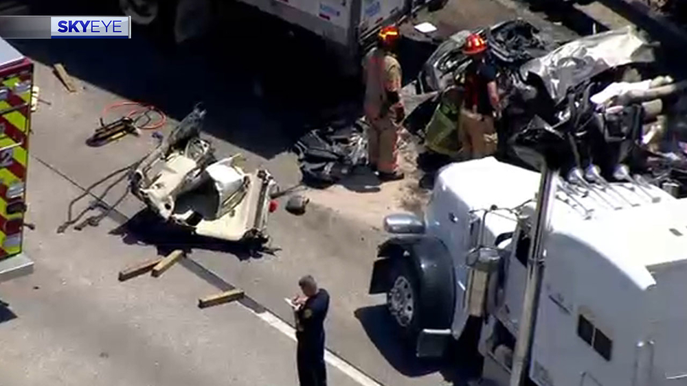 Deadly heavy truck crash blocking eastbound I-10 in E. Houston