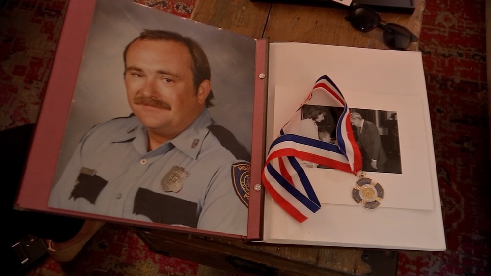 Family remembers HPD cop 24 hours before killer's execution