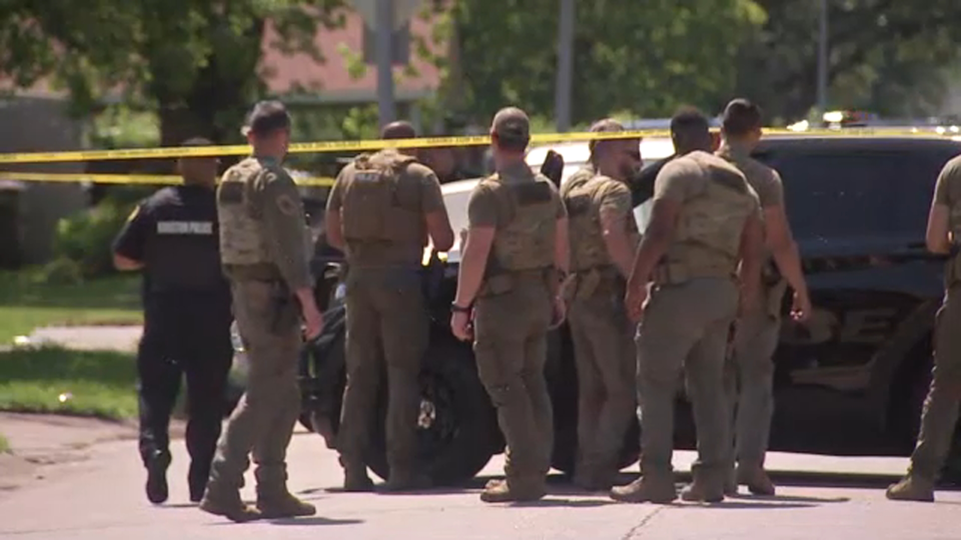 Tactical officer opens fire on wanted felon, killing him, HPD says