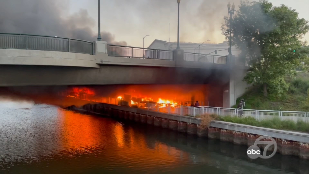 Fire breaks out under bridge near Oakland's Lake Merritt