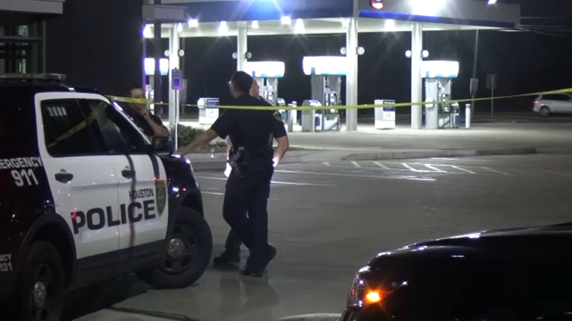 Teen suspect shot while trying to rob man in SW Houston, HPD says