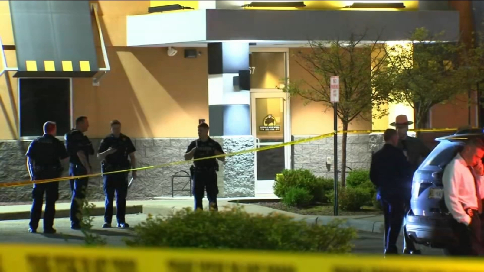 Offduty NYPD officer kills man in Buffalo Wild Wings parking lot in