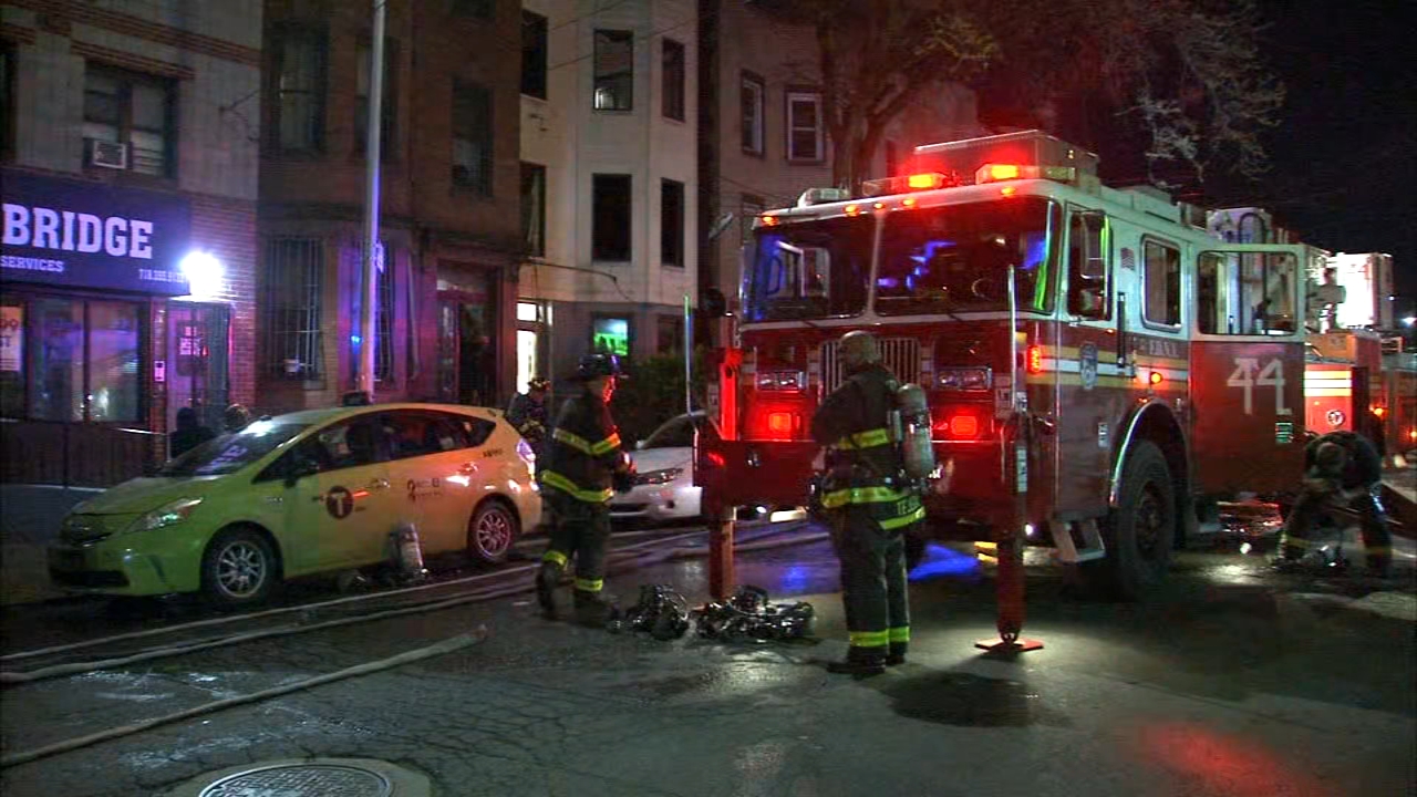 3 injured in Bronx apartment building fire