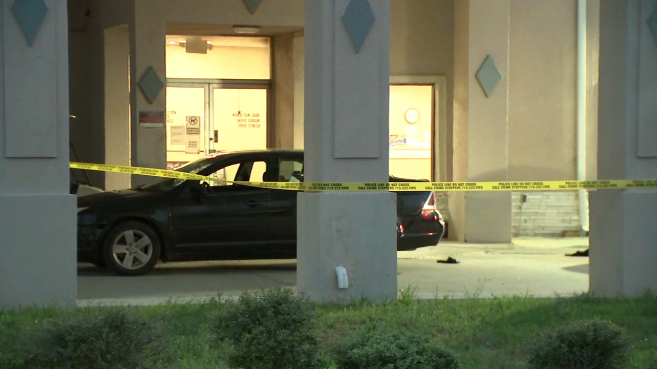 Police investigating double shooting at motel in Humble area