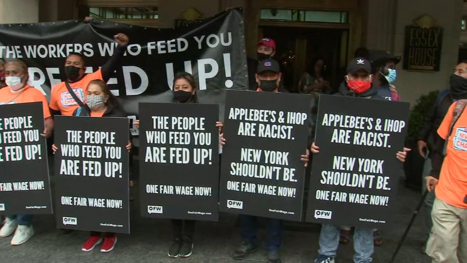 applebee-s-workers-protest-over-wages-raised-only-for-employees-in-predominantly-white-neighborhoods-midtown-manhattan-abc7-new-york