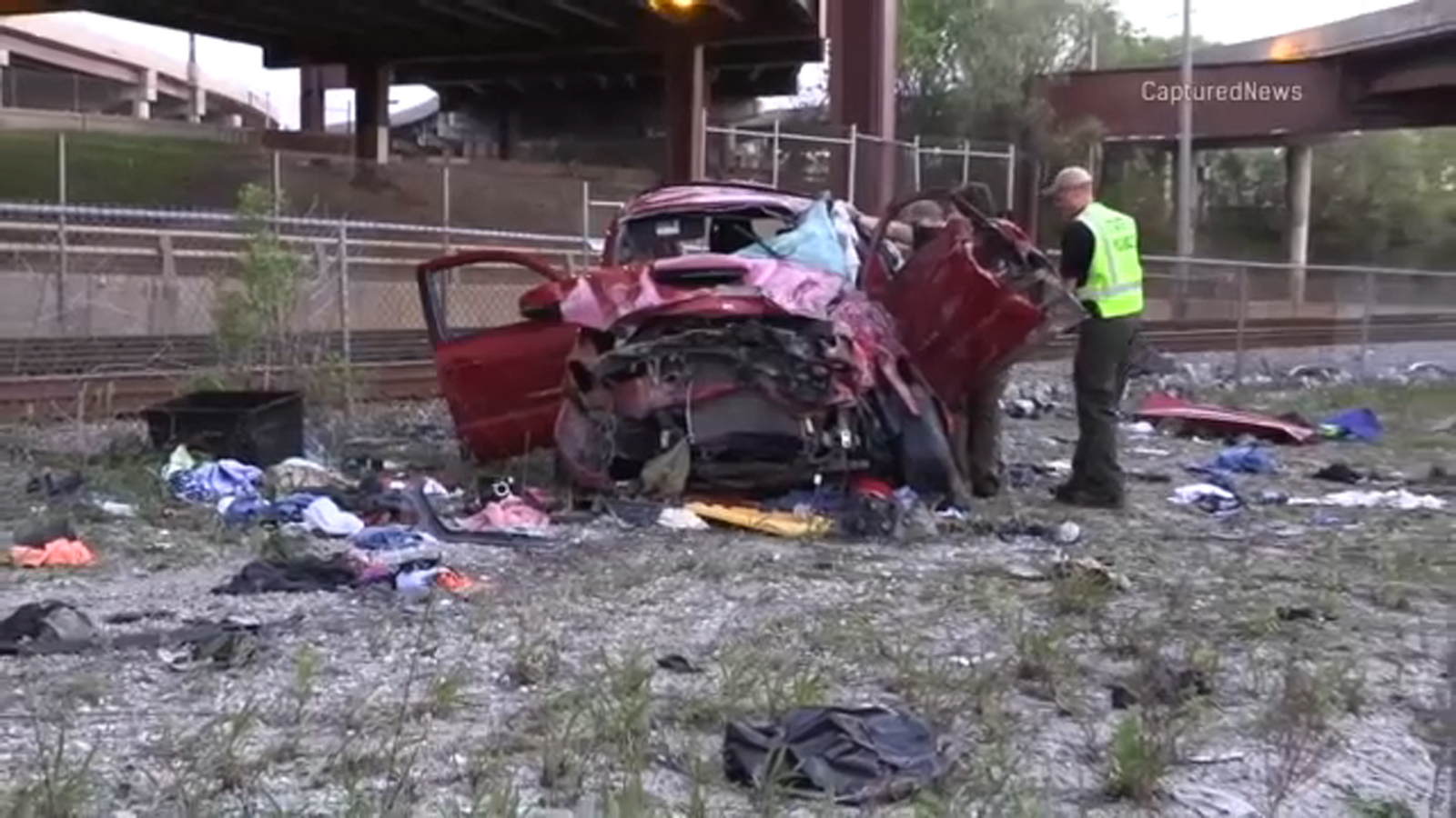 1 Dead After Crash Sends Pick Up Truck Flying Off Dan Ryan Overpass Near Chinatown Isp Says 1002