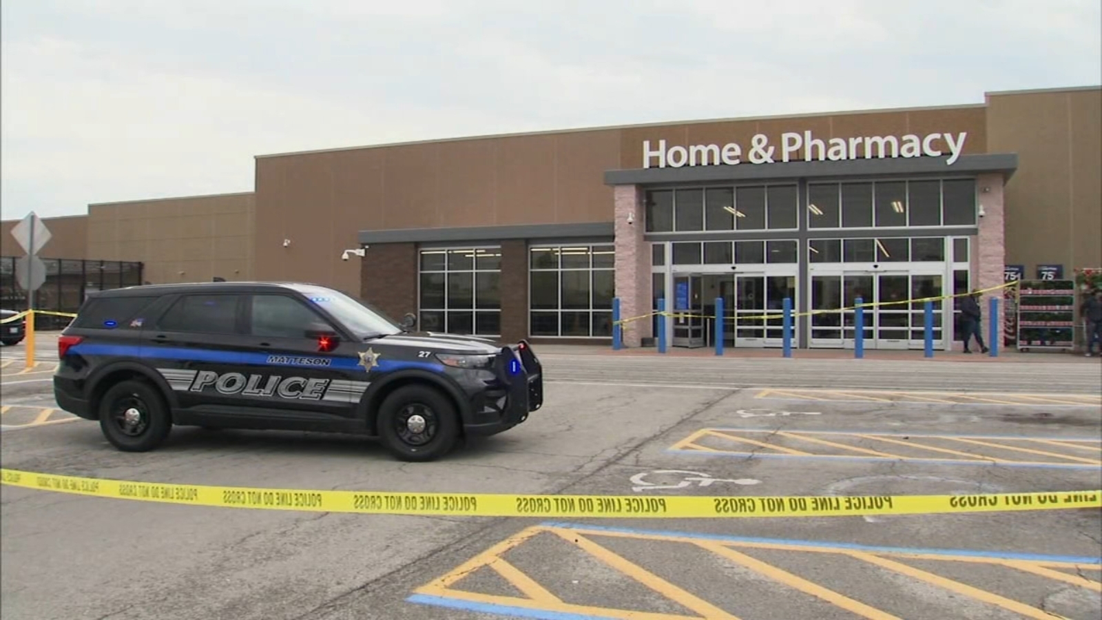 Security guard hurt after confrontation with alleged shoplifters at Olympia Fields Walmart: police