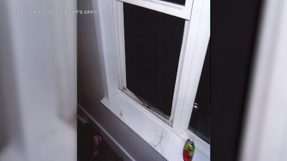 Wisconsin couple kills bear that attacked them in their home