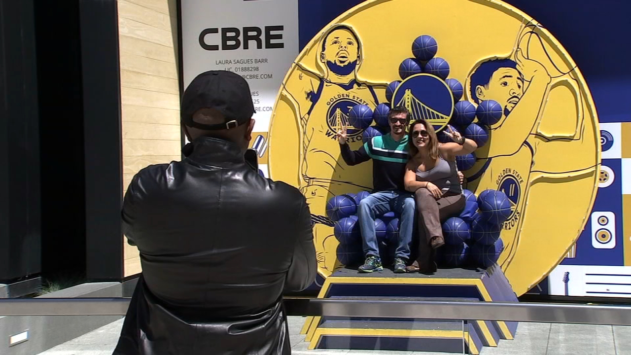 2022 NBAファイナル初戦まてあと3日、チーム練習後コートに最後まで