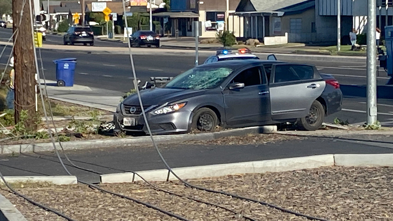 Driver in stolen car hits pole, causing outage in central Fresno