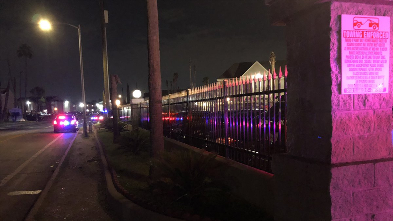 Two men shot in an apartment complex in SW Houston, police say