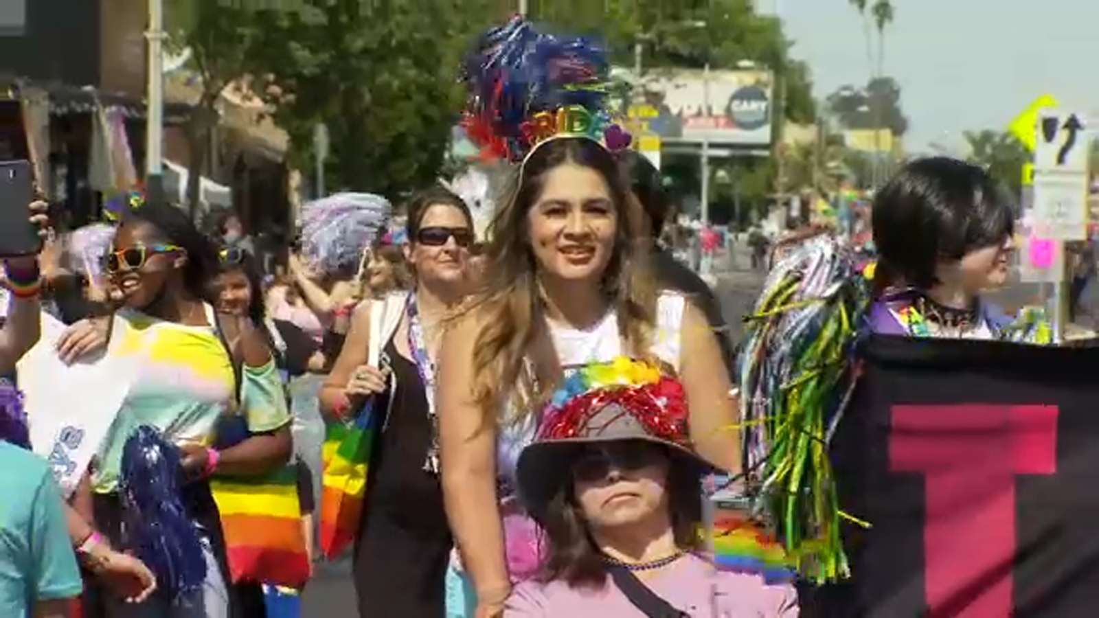 Thousands gather in Tower District to celebrate the return of Fresno's