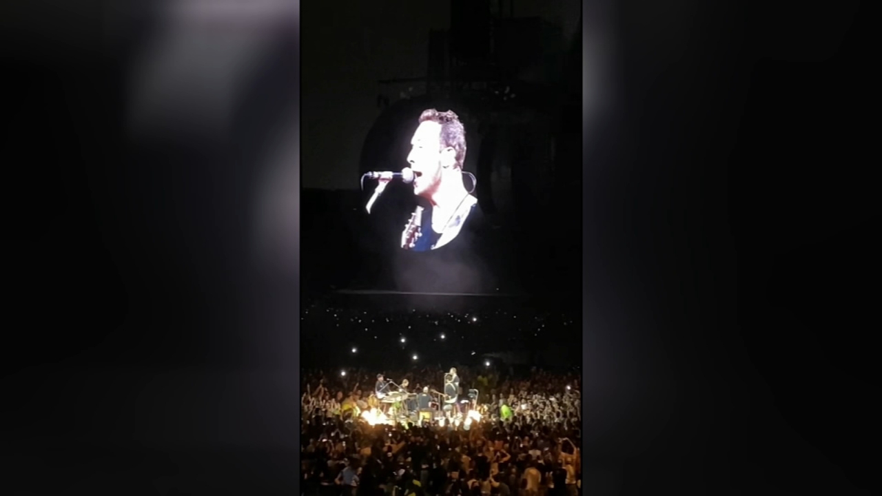 Coldplay has surprise for Eagles fans at Linc concert