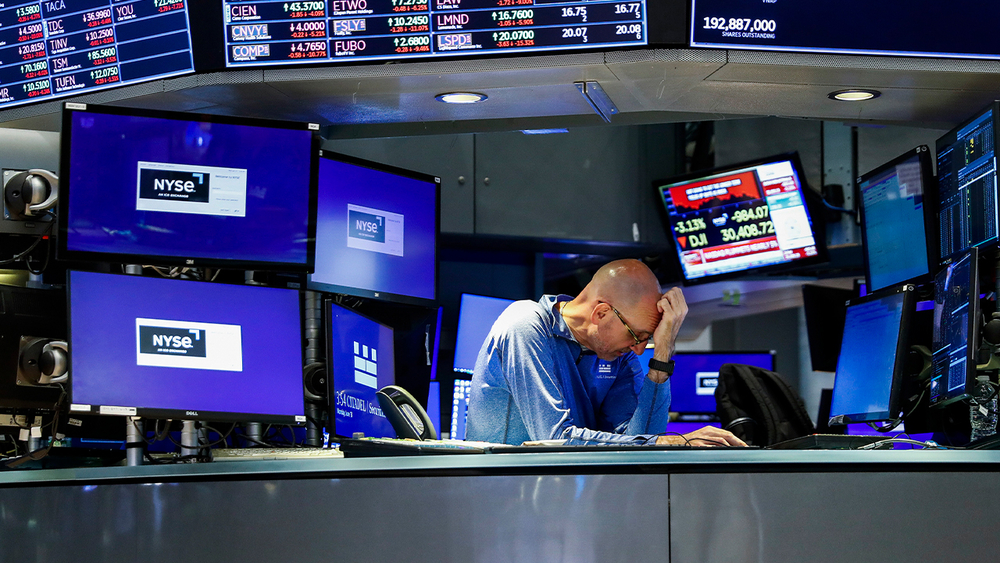 Mounting concerns about recession as Wall Street stumbles
