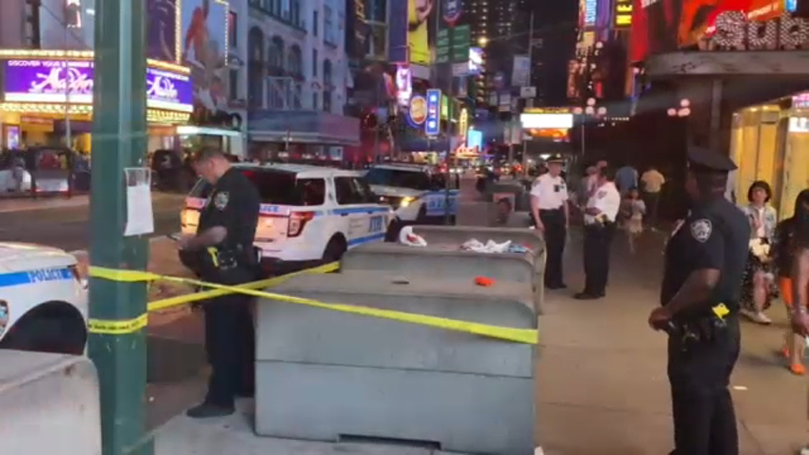 Man stabbed in back in Times Square; police searching for suspects ...