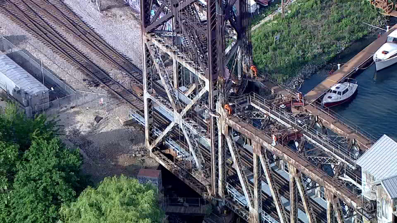 Drawbridge malfunction from heat delays Metra trains