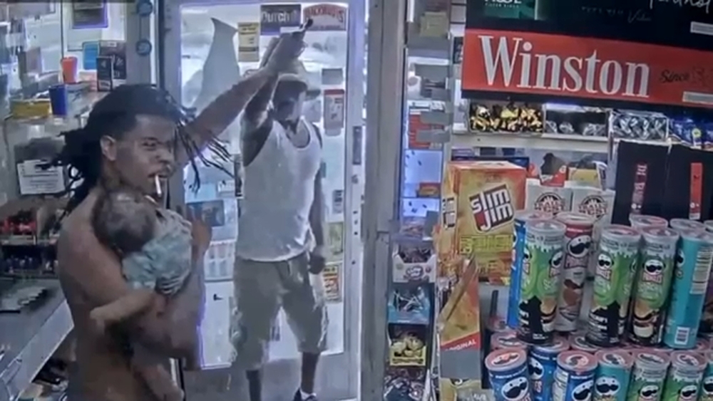 Dad fends off gunman while carrying sleeping baby: VIDEO