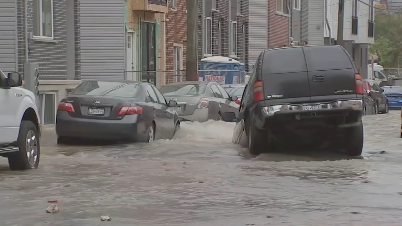 20-inch water main break floods streets in Kensington