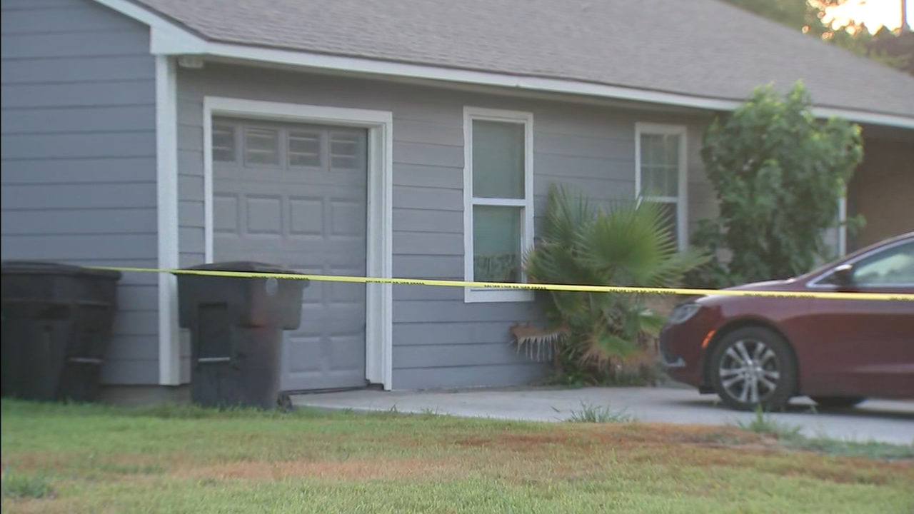 4 people shot, 2 killed in quadruple shooting