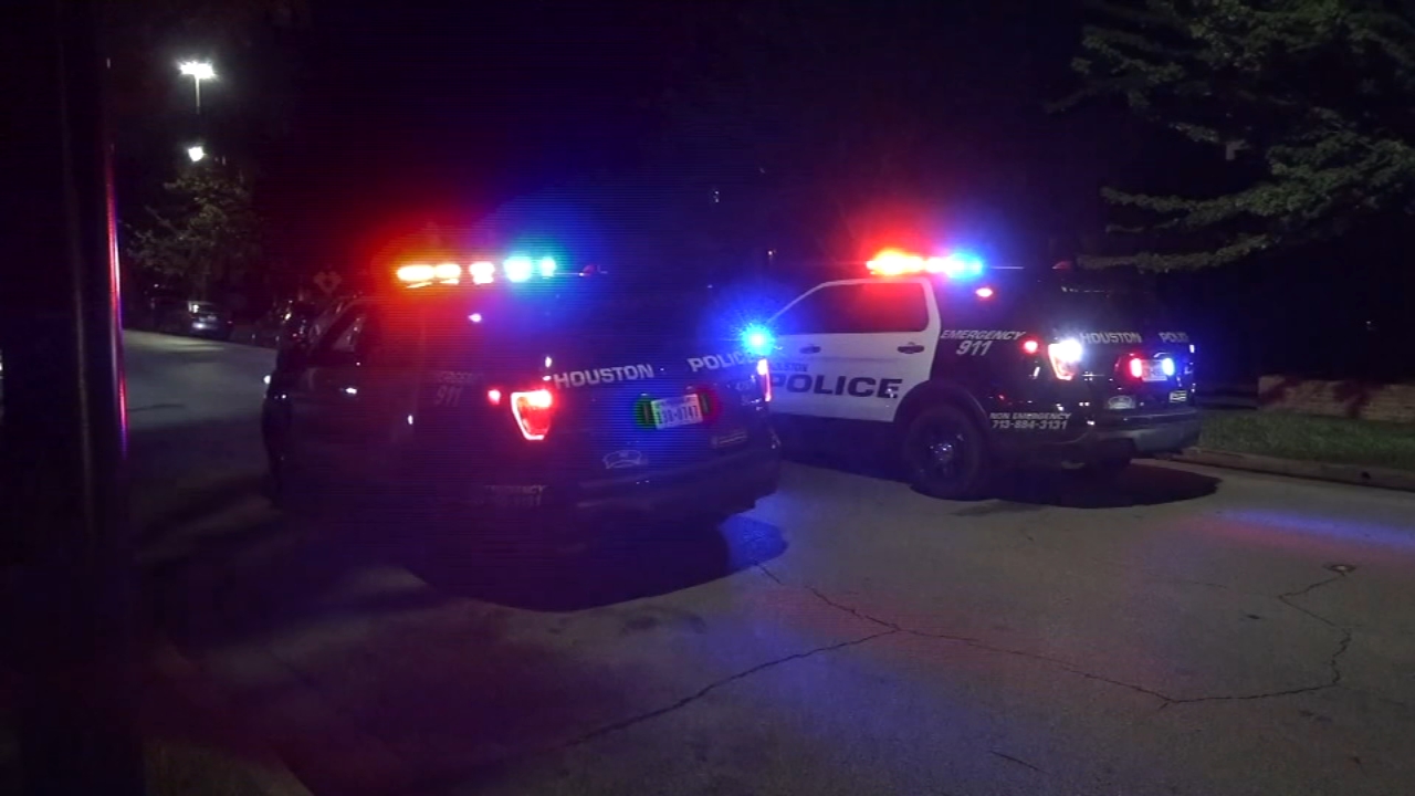 Shooter steals man's wallet after shooting him twice