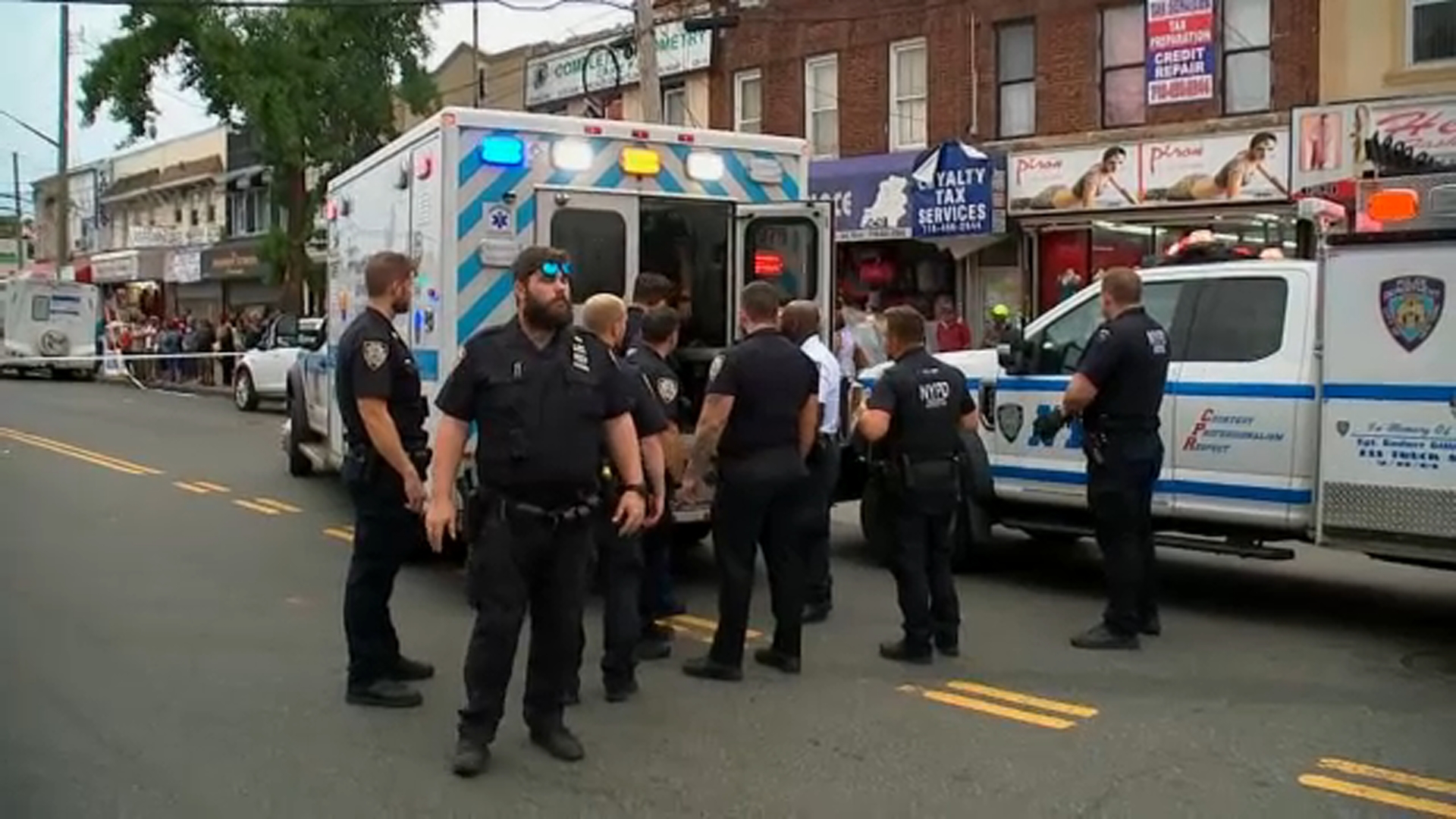 2 officers injured during attempted robbery at cellphone store in NYC
