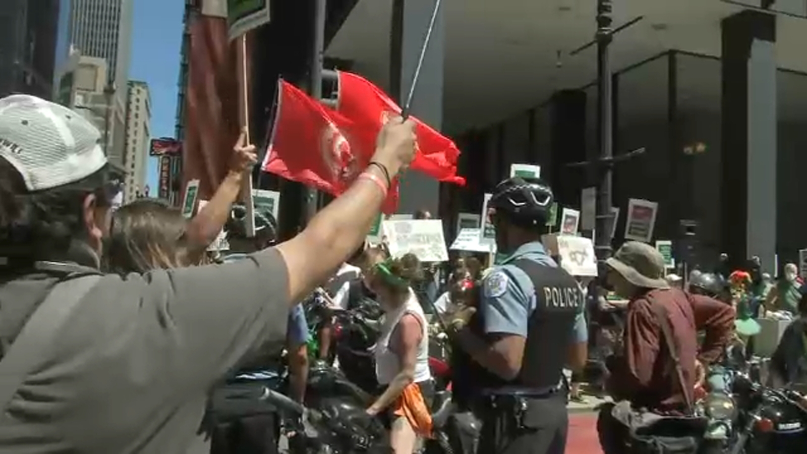 Abortion rally Chicago: Dueling rallies clash downtown Chicago over ...