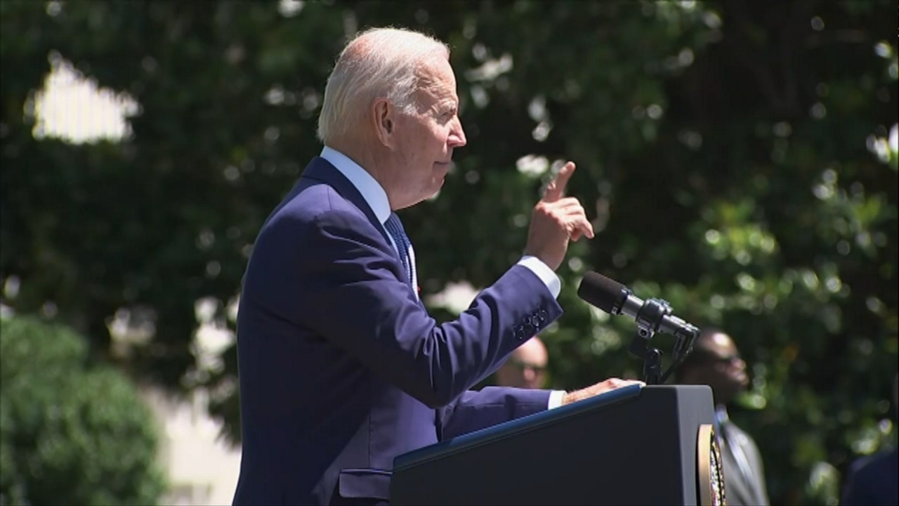 Highland Park mayor joins Biden at event marking passage of gun law