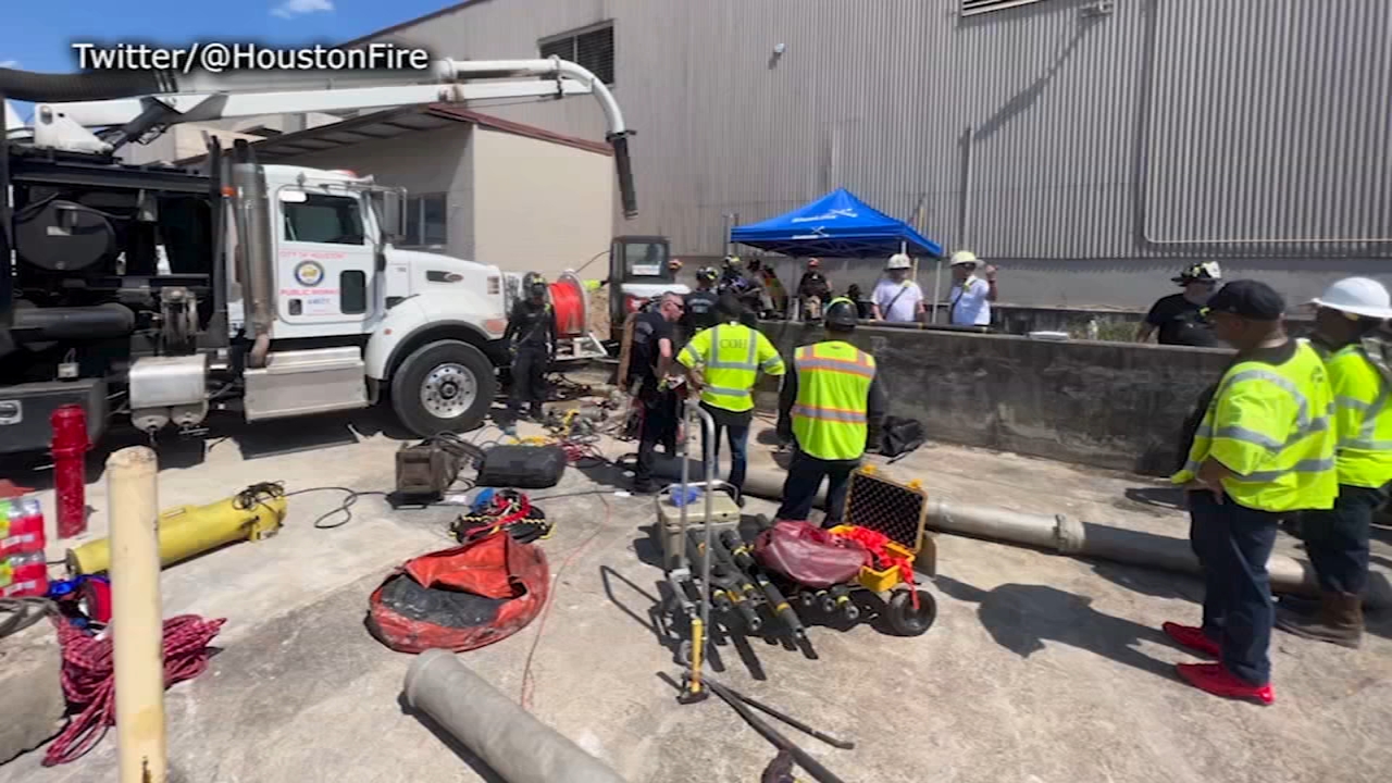 Utility worker rescued from 8-foot trench in east Houston, HFD says