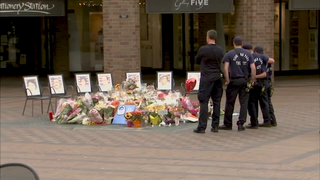 Moment of silence marks 1 week since Highland Park shooting