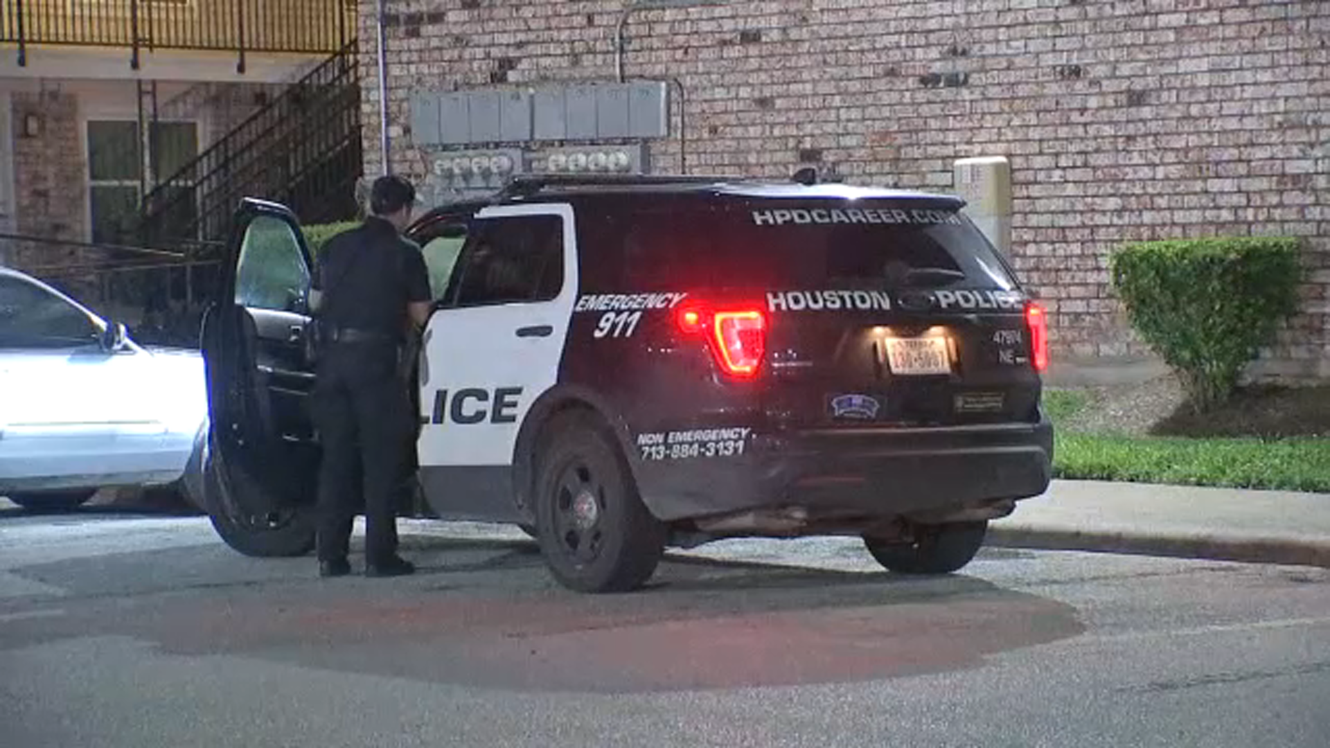 Man shot during carjacking outside NE Houston apartment, police say