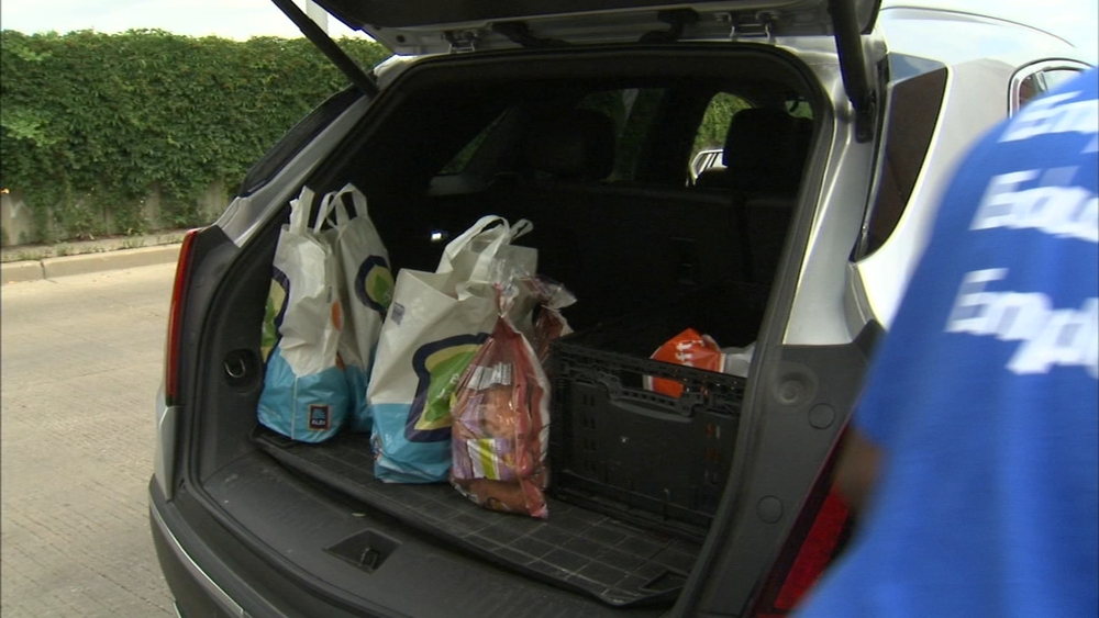 Drive-thru grocery giveaway on South Side held after Aldi's closure