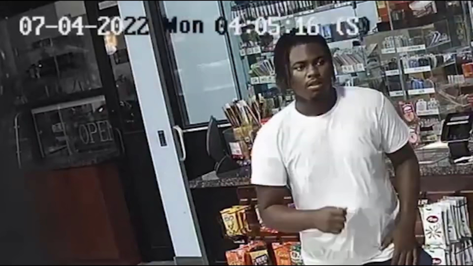 Houston crime: Man buys face mask before robbing convenience store at ...