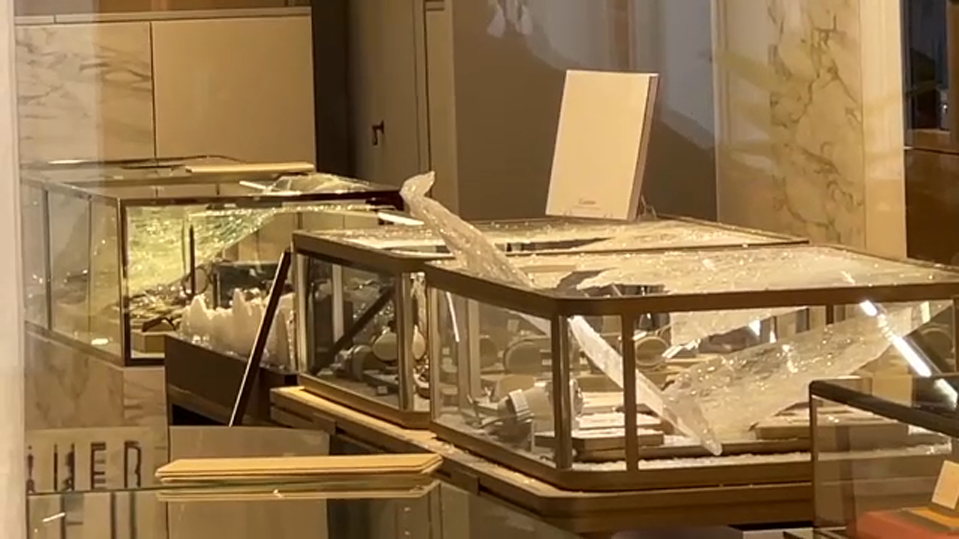 4 men sought in smash-and-grab robbery at Long Island jewelry store