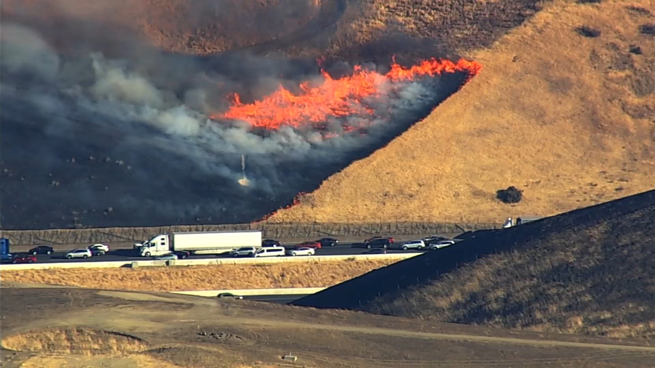 Car crash sparks fast-moving brush fire on I-580 over Altamont Pass