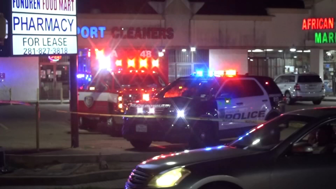 1 man shot and killed outside food store in SW Houston, police say