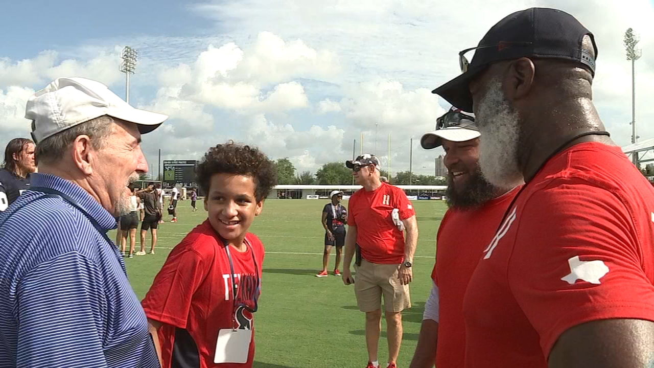 Texans head coach Lovie Smith reunites with former middle school coach