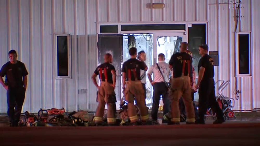 Firefighter falls through roof while battling fire in SE Houston